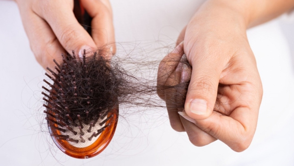 Bị rụng tóc thường xuyên là dấu hiệu bệnh gì