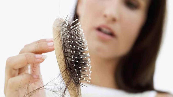 Bị rụng tóc thường xuyên là dấu hiệu của bệnh gì