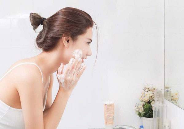 Cách chăm sóc da mụn vào mùa hè