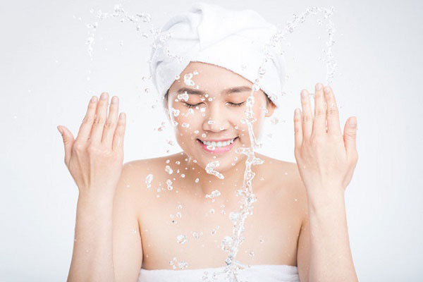 Cách rửa mặt an toàn khi mới nhấn mí xong