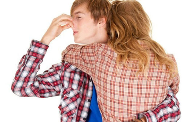 Hôi nách có lây không?