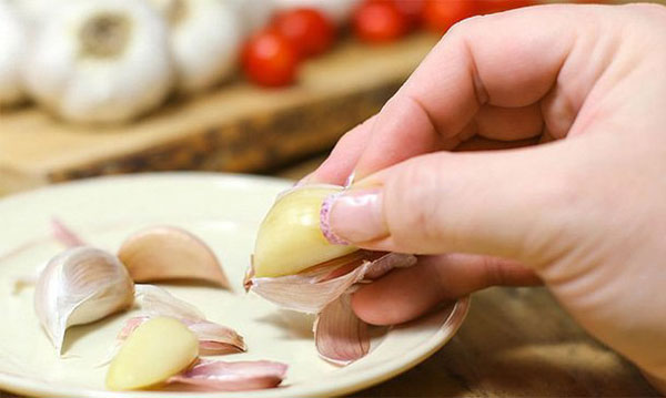 Cách trị mụn bằng tỏi an toàn hiệu quả