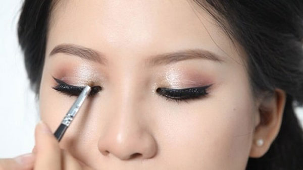 Sau cắt mí có được trang điểm không