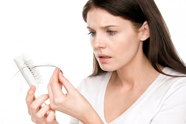 Thường xuyên rụng tóc là dấu hiệu của bệnh gì?